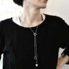 Detoxdesign Współczesny srebrny naszyjnik NAGANO11 na zdjęciu kobiety w czarnej bluzce zachwyca jaka biżuteria prezent