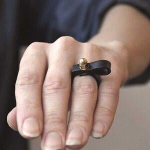 Na zdjęciu oryginalny czarny pierścionek KOBRO21 pełen współczesnej elegancji