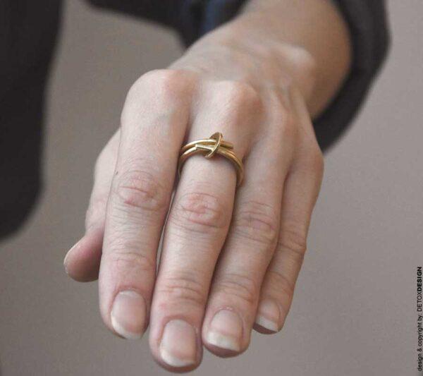 autorska biżuteria a na zdjęciu lekki pierścionek z mosiądzu