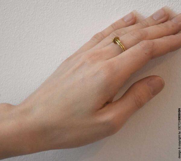 widok pierścionka na zdjęciu na palcu kobiecej dłoni zachwyca lekkością i współczesną elegancją.