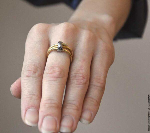 Ten oryginalny duży pierścionek NAGANO02 na zdjęciu na kobiecym palcu wygląda obłędnie
