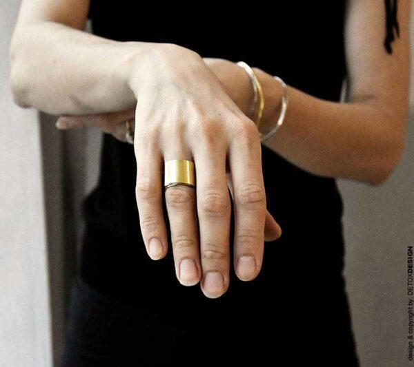 Zobacz na zdjęciu jaki niesamowity minimalistyczny złoty pierścionek NAGANO 11 z mosiądzu zaprojektowaliśmy dla Ciebie jaka biżuteria jest modna prezent