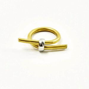 Zachwycający szlachetną prostotą pierścionek NAGANO 16 z mosiądzu i pierścienia ze stali chirurgicznej