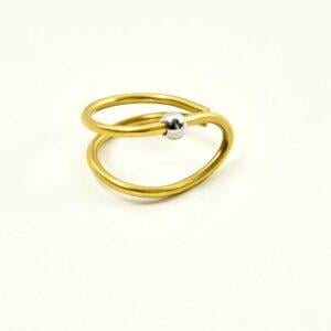 Ten mosiężny złoty pierścionek NAGANO 17 zachwyca swoją przestrzenną formą