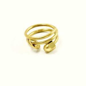 Widok z przodu na złoty pierścionek NAGANO 19 kochany przez kobiety za jego współcześnie elegancki charakter