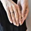 Piękne kobiece dłonie a na jednym z palców nasz autorski i zachwycający lekkością oraz szlachetną geometrią srebrny pierścionek NAGANO22 ze stali chirurgicznej.