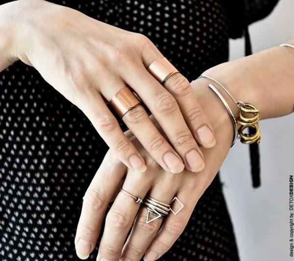 Pierścionki na zdjęciu zaprojektowaliśmy jako subtelnie zróżnicowane i nakładające się na siebie pasy miedzi i zachwyt tymi pierścionkami jak wyglądają na kobiecych palcach jest niesamowity a ten model to miedziany prosty pierścionek NAGANO23