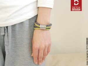 Bransoletka i naszyjnik OMA08 Widoczna na zdjęciu bransoletka na kobiecym nadgarstku w widoku z przodu jest uwielbiana przez kobiety ze względu na jej współcześnie elegancki wygląd i jakość materiałów oraz świetne kolory a w dodatku ta bransoletka po rozpleceniu jest współczesnym naszyjnikiem bo to bransoletka i naszyjnik OMA08