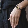 Detoxdesign Lekka i minimalistyczna, czarna bransoletka IZUMO02 wykonana z okręgu z mosiądzu i stali chirurgicznej oraz pięknego kauczuku w kolorze intensywnej czerni jaka biżuteria na wiosnę modna modne bransoletki prezent
