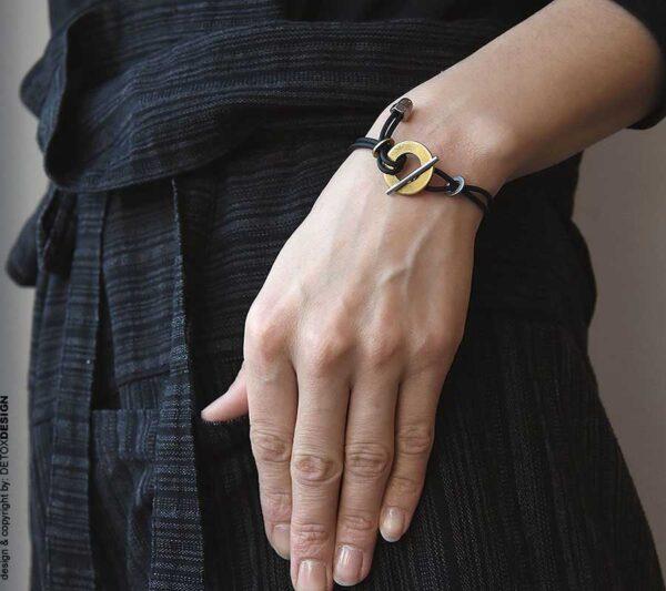 Lekka i minimalistyczna, czarna bransoletka IZUMO02 wykonana z okręgu z mosiądzu i stali chirurgicznej oraz pięknego kauczuku w kolorze intensywnej czerni jaka biżuteria na wiosnę modna modne bransoletki prezent