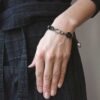 Ta subtelna i lekka czarna bransoletka IZUMO03 w kolorze szlachetnej czerni to wzór unisex dla mężczyzn i kobiet jaka biżuteria na wiosnę modna modne bransoletki prezent