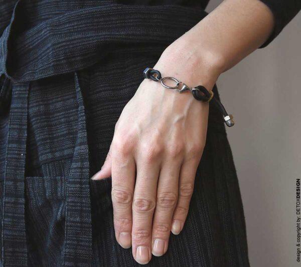 Ta subtelna i lekka czarna bransoletka IZUMO03 w kolorze szlachetnej czerni to wzór unisex dla mężczyzn i kobiet jaka biżuteria na wiosnę modna modne bransoletki prezent