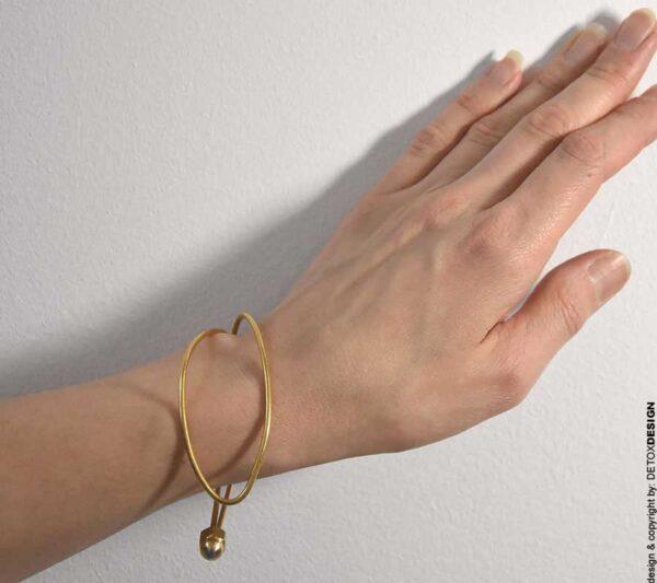 Współczesna złota bransoletka NAGANO02 ze zdjęcia to lekki minimalizm jaka biżuteria na wiosnę modna modne bransoletki prezent