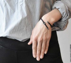 Czarna bransoletka KOBRO04 Subtelna i współczesna czarna bransoletka KOBRO04 na zdjęciu to wzór biżuterii unisex dla kobiet i mężczyzn a na zdjęciu widać bransoletkę z czarnego kauczuku i stali nierdzewnej