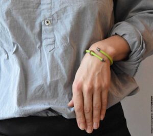 Lekka bransoletka industrialna KOBRO03 Lekka bransoletka industrialna KOBRO03 widoczna na zdjęciu na nadgarstku kobiety to wzór unisex