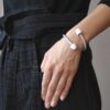 Industrialna bransoletka TESLA06 w białym kolorze wygląda obłędnie na damskim i męskim nadgarstku bo to wzór bransoletki unisex