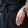 Czarna bransoletka TESLA07 unisex widoczna jest na zdjęciu na kobiecym nadgarstku ale bransoletka świetnie wygląda również noszona przez mężczyzn