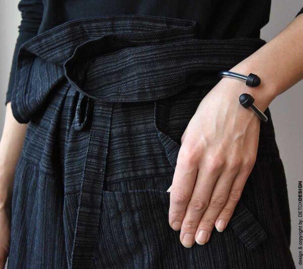Wzór czarnej bransoletki unisex widoczny jest na zdjęciu na kobiecym nadgarstku ale bransoletka świetnie wygląda również noszona przez mężczyzn