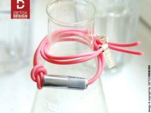 Na tym zdjęciu oryginalna różowa bransoletka industrialna ANDO38