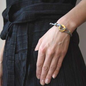 Zdjęcie modne bransoletki od polskich projektantów a ich autorski butik online i w warszawie bransoletka damska IZUMO04 jaka biżuteria na wiosnę modna na prezent