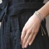 Minimalistyczna bransoletka na zdjęciu to również minimalistyczny naszyjnik bo to bransoletka i naszyjnik w jednym czyli industrialna bransoletka kauczukowa ANDO43 wykonana z kauczuku w kolorze popielatym oraz z mosiądzu