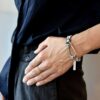 Zdjęcie współczesnej i oryginalnej bransoletki zachwycającej minimalizmem to industrialna bransoletka unisex AOMORI09 jaka biżuteria na wiosnę lato modna na prezent
