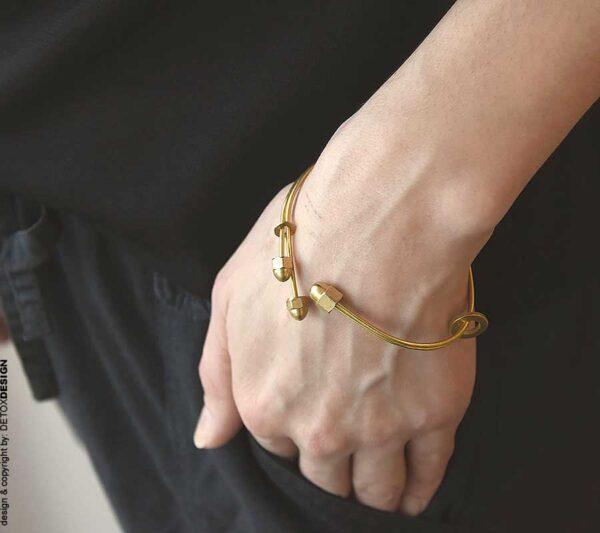 Na zdjęciu nadgarstek kobiecy z bransoletką wykonaną z mosiądzu to złota bransoletka NAGANO08 jaka biżuteria na wiosnę modna bransoletki modne prezent