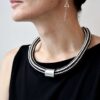 ta bransoletka intryguje współczesnym charakterem oraz możliwością rozplecenia jej i noszenia jako obłędny naszyjnik.