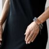 Imponująca bransoletka damska IKI02 i naszyjnik w jednym to zachwycająca gruba lina pleciona i tuleja miedziana a na zdjęciu widok obłędnej bransoletki na kobiecym nadgarstku jaka biżuteria na wiosnę modna na prezent