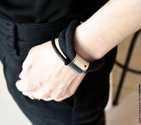 Nasze unikalne bransoletki z tej kolekcji można nosić również jako obłędne i współczesne naszyjniki a na zdjęciu widok naszyjnika w formie bransoletki na kobiecym nadgarstku to czarna bransoletka OMAPREMIUM16