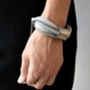 Obłędna bransoletka i naszyjnik w jednym w pięknych odcieniach szarości widoczna na zdjęciu zachwyca to bransoletka i naszyjnik OMA PREMIUM09
