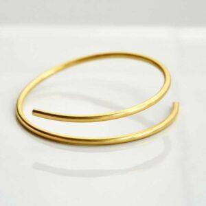 Minimalistyczna złota bransoletka NAGANO13 wykonana z mosiądzu jest zachwycająca swoją lekkością i współczesną elegancją na każdą okazję jaka biżuteria na wiosnę modna modne bransoletki prezent