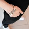 Na zdjęciu zrobionym w naszym ukochanym butiku w warszawie widać na kobiecym nadgarstku oryginalną bransoletkę z kauczuku i stali nierdzewnej, to bransoletka AOMORI12 jaka biżuteria najlepsza na wiosnę lato modna na prezent jakie bransoletki najlepsze