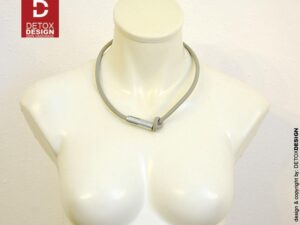 że można ją nosić również jako naszyjnik.