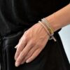 Lekka bransoletka ANDO 46 z kauczuku z tuleją mosiężną widoczna na zdjęciu na nadgarstku kobiecym zachwyca współczesnym charakterem