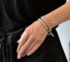 Detoxdesign Lekka bransoletka ANDO 46 z kauczuku z tuleją mosiężną widoczna na zdjęciu na nadgarstku kobiecym zachwyca współczesnym charakterem