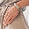 Zdjęcie kobiecej dłoni z obłędną bransoletką na nadgarstku, to bransoletka FUKUI15 jaka biżuteria na wiosnę lato modna modne bransoletki prezent