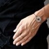 Przepiękny minimalizm oraz oryginalna i współczesna elegancja w lekkiej bransoletce wykonanej z nierdzewnej stali chirurgicznej a srebrna bransoletka NAGANO16 na zdjęciu zachwyca jak wygląda na kobiecym nadgarstku jaka biżuteria na wiosnę modna modne bransoletki prezent