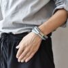 Detoxdesign Zdjęcie przedstawia kobietę noszącą na nadgarstku bransoletkę według naszego projektu, to zachwycająca bransoletka damska 'OMA'43