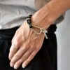 Na zdjęciu autorska bransoletka z liny IKI28 unisex wykonana z plecionej liny oraz dużego zapięcia i elementów ze stali chirurgicznej jaka biżuteria najlepsza na wiosnę modna prezent