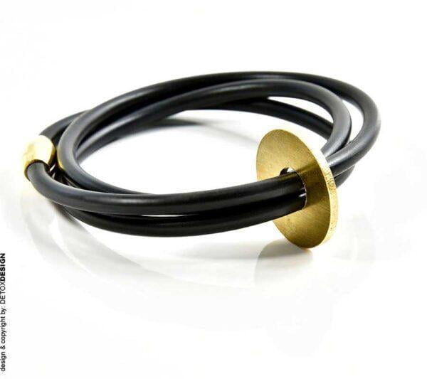 Autorska czarna bransoletka FUKUI20 zachwycająca eleganckim minimalizmem wykonana z czarnego kauczuku z dużym okręgiem z mosiądzu i z zapięciem ze stali chirurgicznej jaka biżuteria na wiosnę modna modne bransoletki prezent