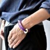 Detoxdesign Współczesna bransoletka damska FUKUI18 z fioletowego kauczuku z okręgiem mosiężnym i zapięciem magnetycznym ze stali chirurgicznej jaka biżuteria na wiosnę modna modne bransoletki prezent