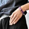 Biżuteria na zdjęciu kobiety nadgarstek z tą bransoletką i te bransoletki wyglądają obłędnie i zachwycają wszystkich dokoła.