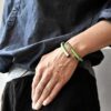 Ta intrygująca bransoletka współczesna to obłędny zielony kolor i stal nierdzewna na końcach