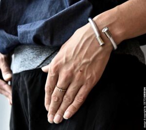 Detoxdesign Współczesna bransoletka unisex na tym zdjęciu jest dowolnie regulowana