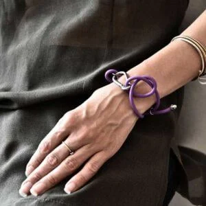 Na zdjęciu współczesna bransoletka damska AOMORI 04 z kauczuku w fioletowym kolorze z nierdzewną stalą chirurgiczną