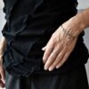 Piękna srebrna bransoletka NAGANO15 na zdjęciu jest pełna lekkości i subtelnej geometrii oraz współczesnej elegancji na każdą okazję jaka biżuteria na wiosnę modna modne bransoletki prezent