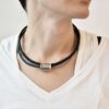Biżuteria bransoletka na zdjęciu wygląda świetnie na kobiecym nadgarstku a to jest wzór biżuterii unisex dla każdego na każdą okazję.