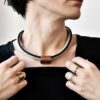 bransoletka unisex z tuleją z miedzi wygląda obłędnie na kobiecym nadgarstku co widać na tym zdjęciu.