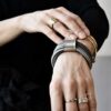 Współczesny naszyjnik zachwyca elegancką i ponadczasową prostotą a to też bransoletka unisex i można ją nosić na nadgarstku.